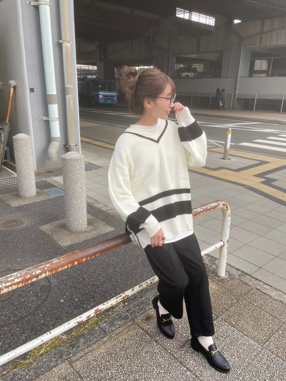 ホワイト系のニット/セーター、ブラック系のパンツ、ブラック系のローファーを着用したレディースの冬コーディネートの5枚目の写真