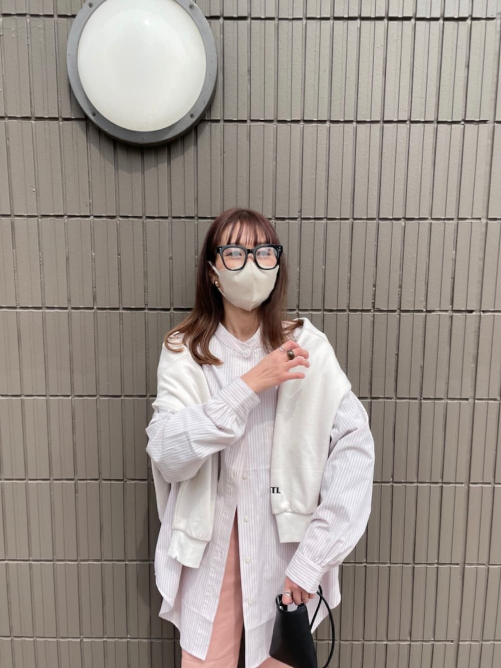 ピンク系のパンツ、ピンク系のシャツ/ブラウス、ブラウン系のその他を着用したレディースの春コーディネートの3枚目の写真