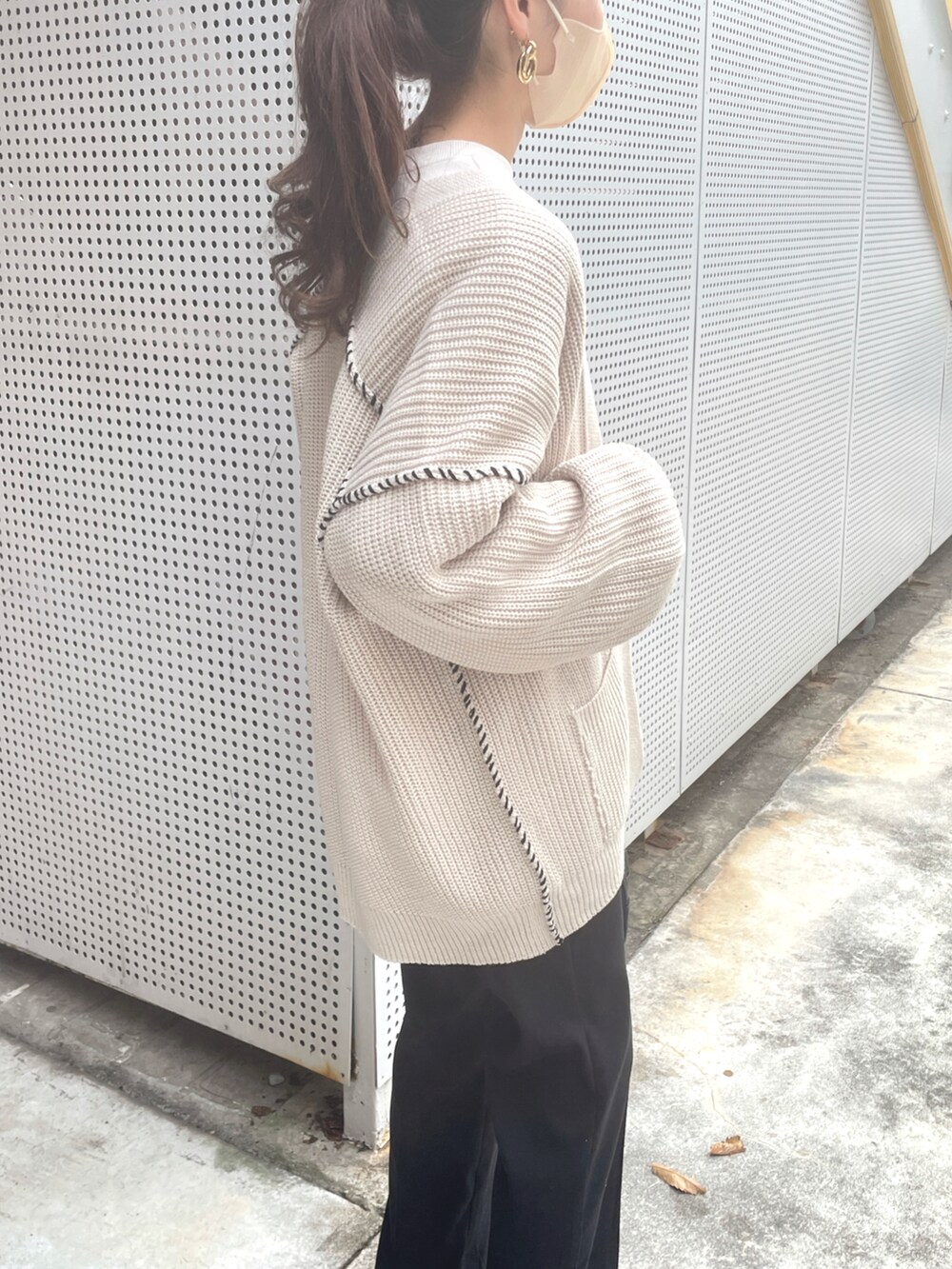 ベージュ系のカーディガン/ボレロ、ブラック系のボストンバッグ、ブラック系のブーツを着用したレディースの秋コーディネートの4枚目の写真