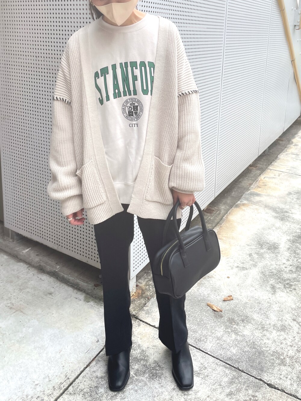 ベージュ系のカーディガン/ボレロ、ブラック系のボストンバッグ、ブラック系のブーツを着用したレディースの秋コーディネートの2枚目の写真