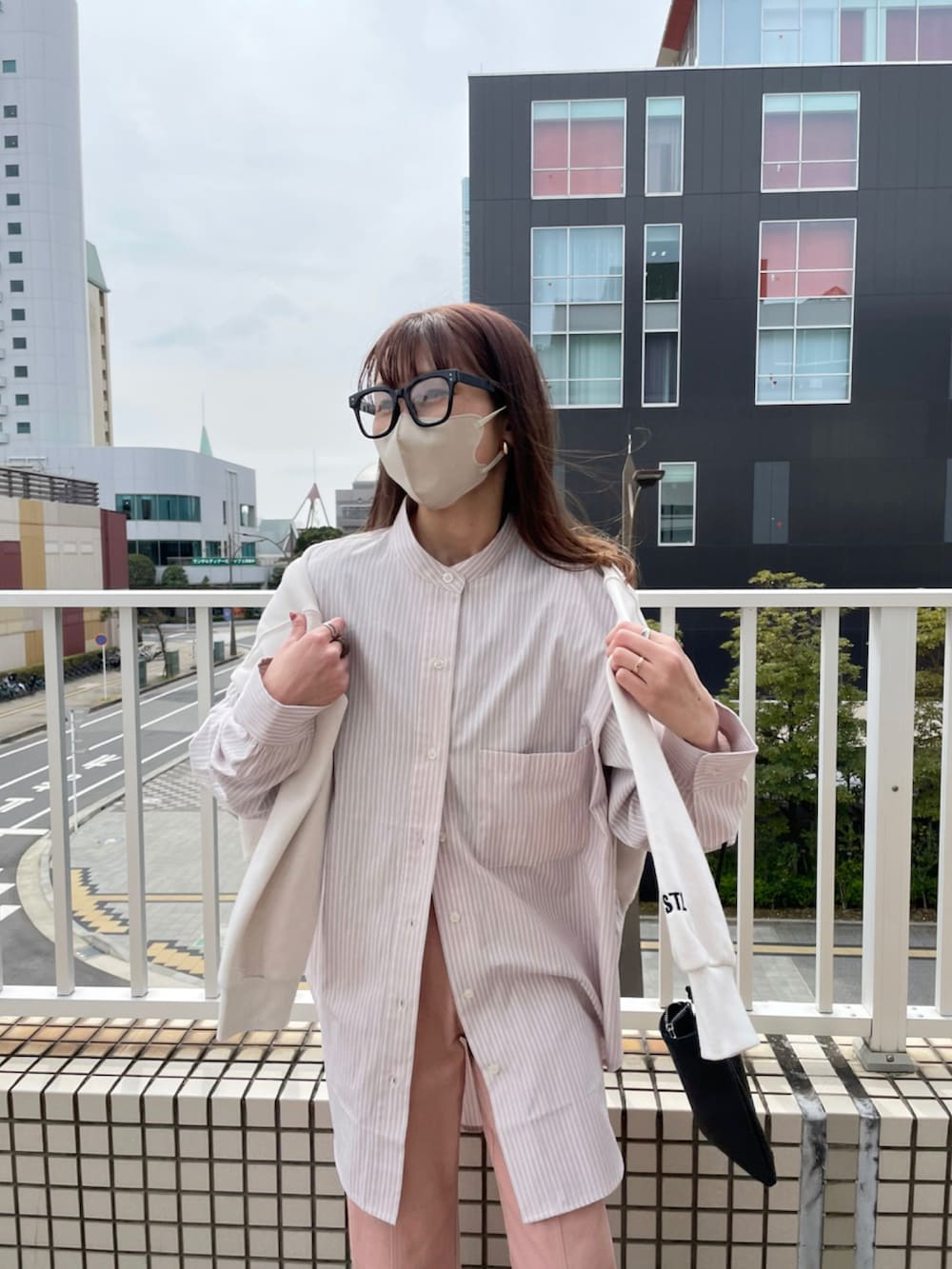 ピンク系のパンツ、ピンク系のシャツ/ブラウス、ブラウン系のその他を着用したレディースの春コーディネートの2枚目の写真