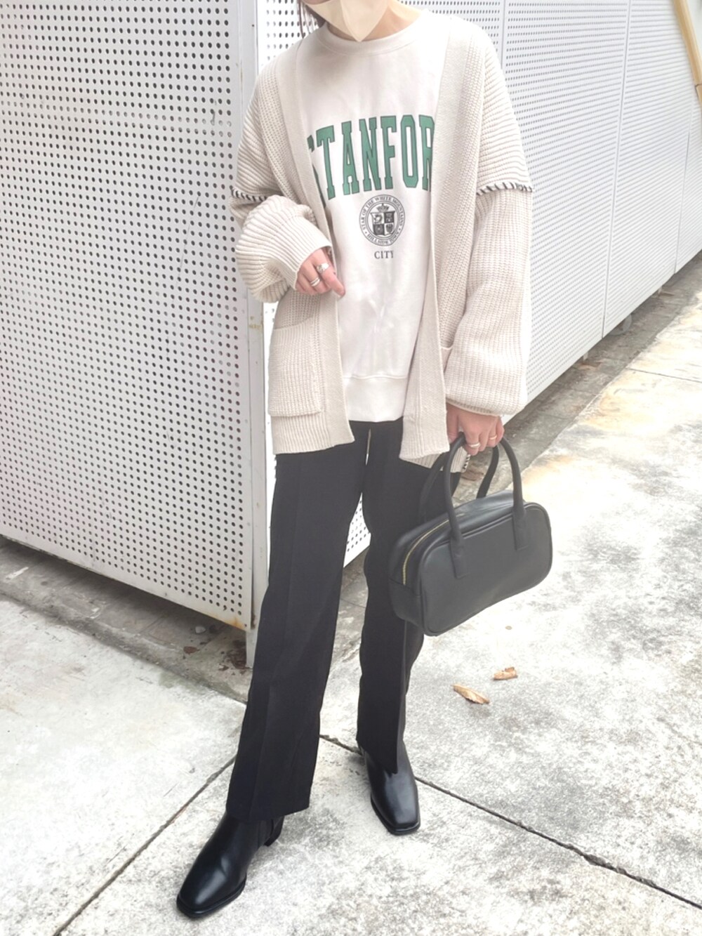 ベージュ系のカーディガン/ボレロ、ブラック系のボストンバッグ、ブラック系のブーツを着用したレディースの秋コーディネートの5枚目の写真