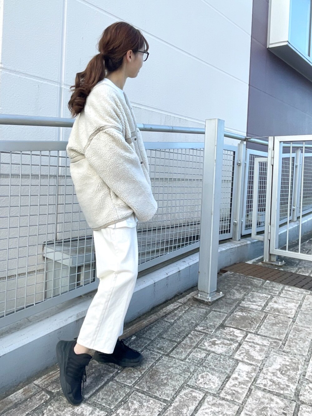 ベージュ系のジャケット/アウター、ホワイト系のパンツ、ブラック系のスニーカーを着用したレディースの冬コーディネートの2枚目の写真