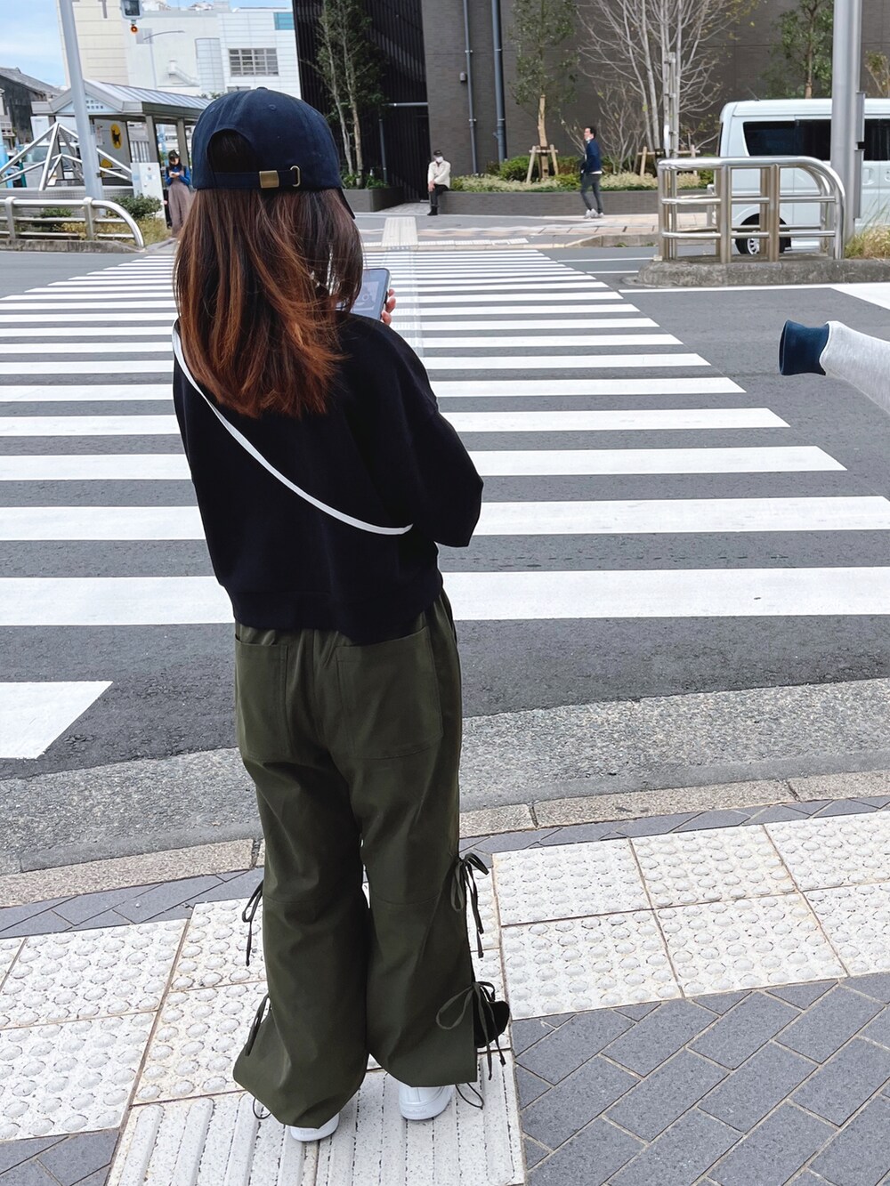 ブルー系のジャケット/アウター、ブラック系のスウェット、グリーン系のカーゴパンツを着用したキッズの秋コーディネートの4枚目の写真