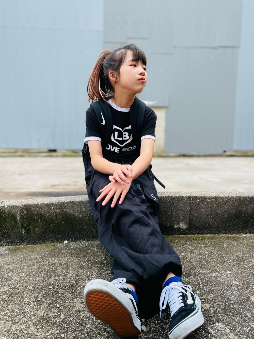ブラック系のバックパック/リュック、ブラック系のTシャツ/カットソー、ブラック系のスニーカーを着用したキッズの夏コーディネートの3枚目の写真