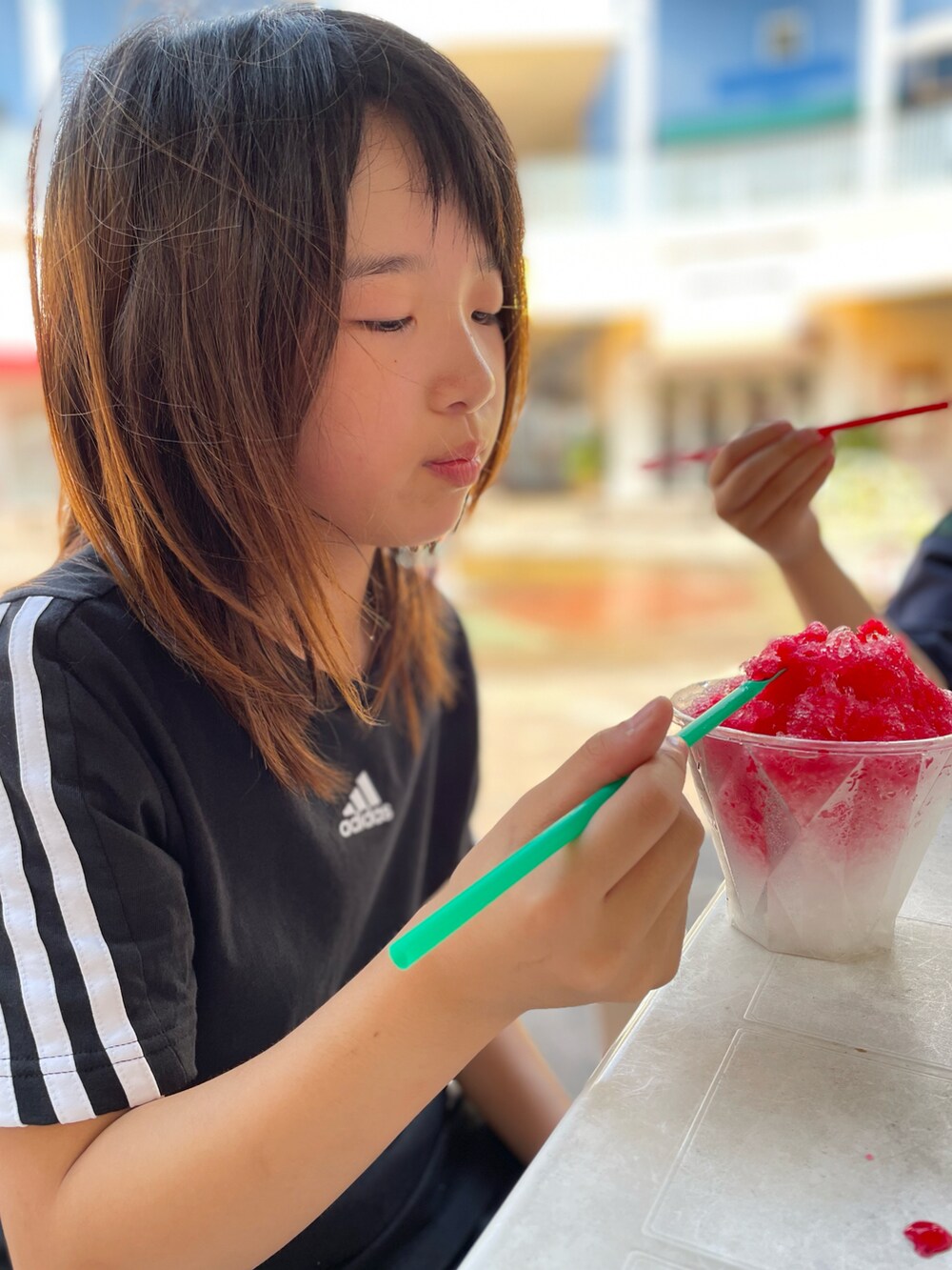 ブラック系のサンダル、ブラック系のTシャツ/カットソー、ブラック系のその他パンツを着用したキッズの夏コーディネートの5枚目の写真