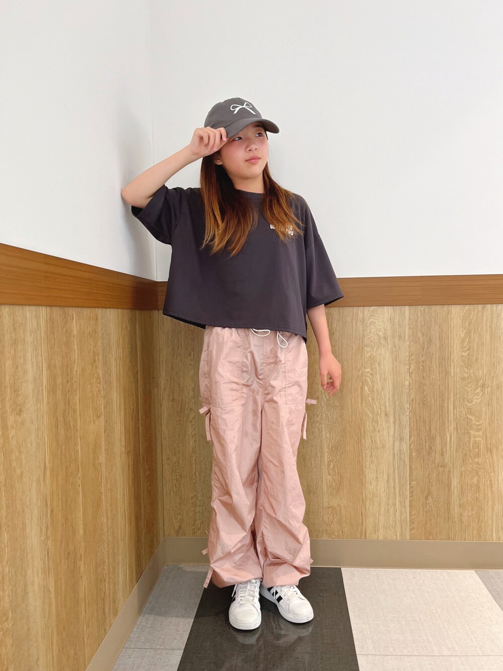 グレー系のTシャツ/カットソー、グレー系のキャップを着用したキッズの春コーディネートの3枚目の写真