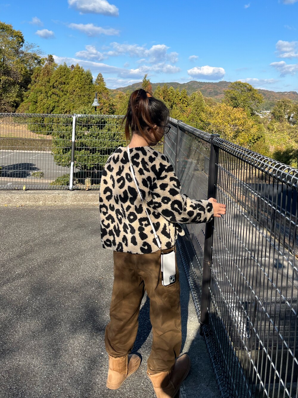 「冬コーデ、カーゴパンツ、ブーツ、カジュアルコーデ、冬アウター、レオパード、ブラウン、マイベストコーデ2023、クリスマスに着たい服、休日スタイル、めがね」｜「GUのアイテム（カーゴパンツ、ブラウン系）」を使った、naaaさん（キッズ・146cm）の冬コーディネートの4枚目の写真