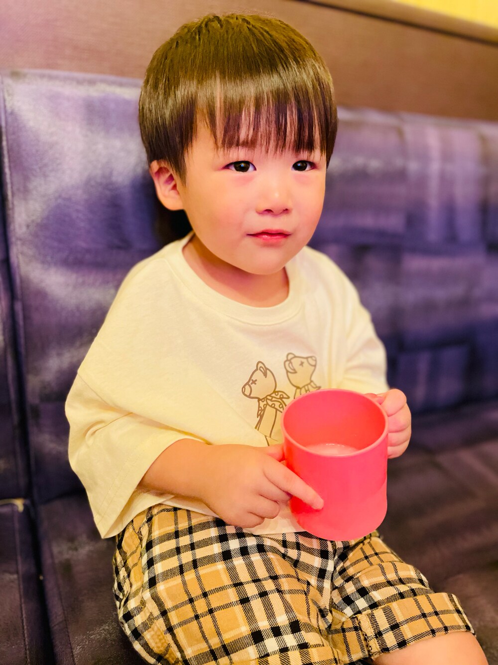 ホワイト系のTシャツ/カットソー、ベージュ系のその他パンツを着用したキッズの夏コーディネートの3枚目の写真