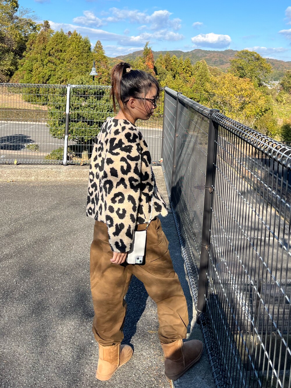 「冬コーデ、カーゴパンツ、ブーツ、カジュアルコーデ、冬アウター、レオパード、ブラウン、マイベストコーデ2023、クリスマスに着たい服、休日スタイル、めがね」｜「GUのアイテム（カーゴパンツ、ブラウン系）」を使った、naaaさん（キッズ・146cm）の冬コーディネートの3枚目の写真