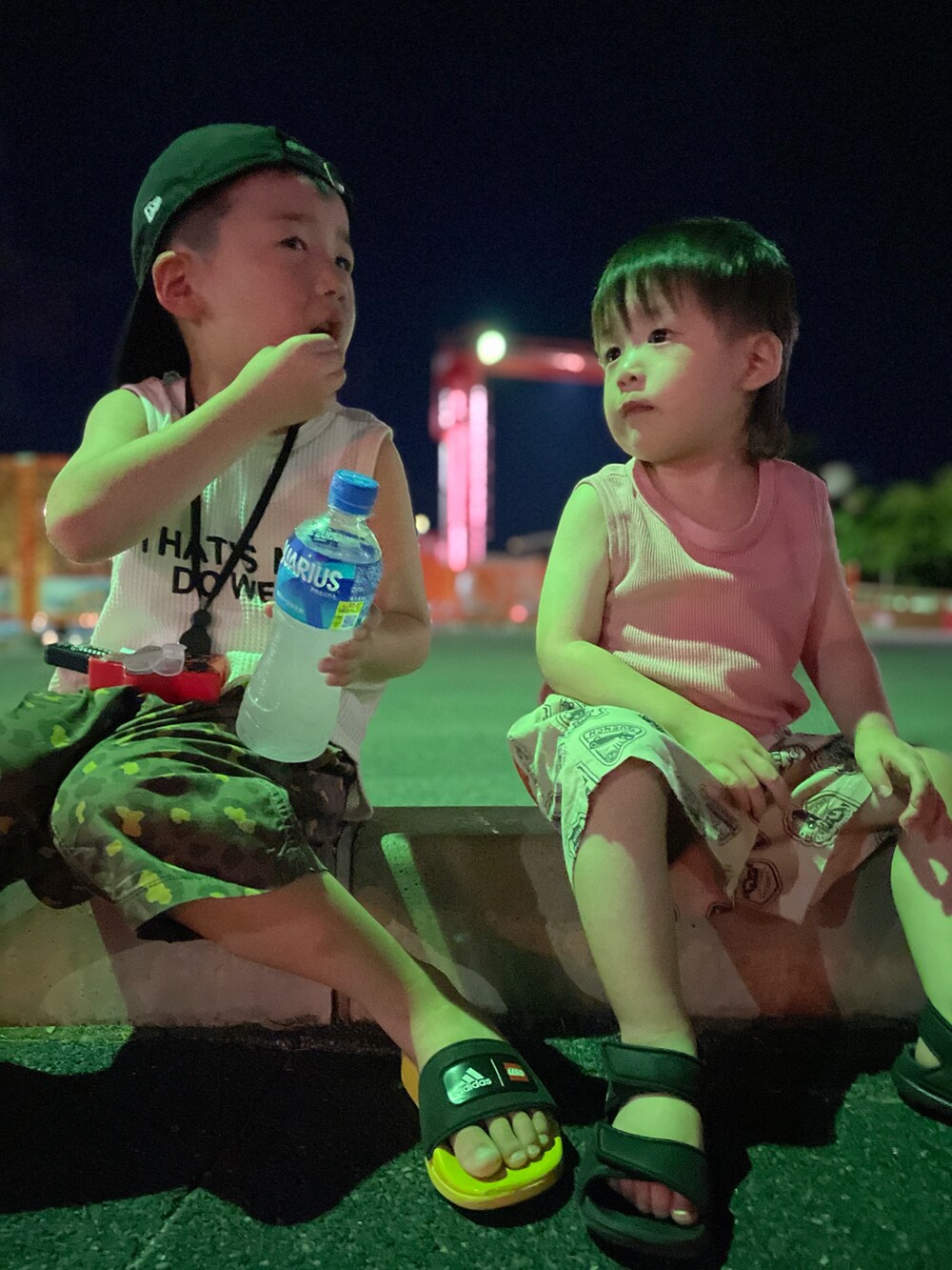 ブラウン系のTシャツ/カットソー、ベージュ系のその他パンツ、ブラック系のサンダルを着用したキッズの夏コーディネートの5枚目の写真