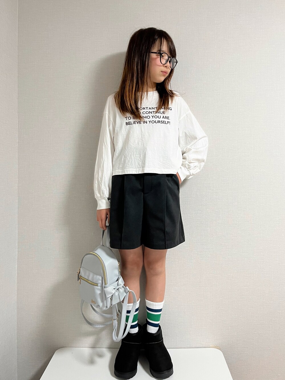 ブルー系のバックパック/リュック、グレー系のパンツ、ホワイト系のトップスを着用したキッズの冬コーディネートの2枚目の写真