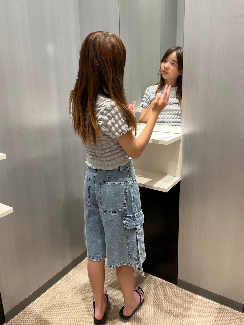 「プチプラ、デニム、カーゴパンツ、ハーフパンツ、Tシャツ、GU、ビーチサンダル、春夏コーデ、カジュアルコーデ、シンプルコーデ、パステルカラー、休日スタイル、淡色コーデ」｜「PUMAのPUMA プーマ ウィメンズ コンフィー フリップ プラットフォーム サンダル（サンダル、ブラック系）」を使った、naaaさん（キッズ・146cm）の春コーディネートの4枚目の写真