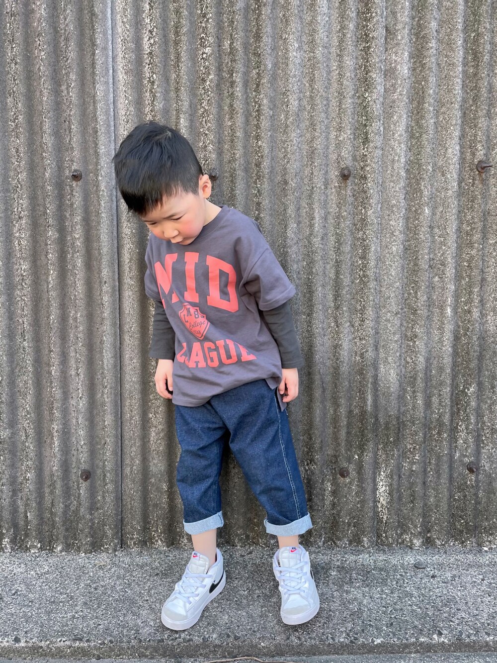 グレー系のTシャツ/カットソー、ホワイト系のTシャツ/カットソー、ブルー系のデニムパンツを着用したキッズの春コーディネートの3枚目の写真