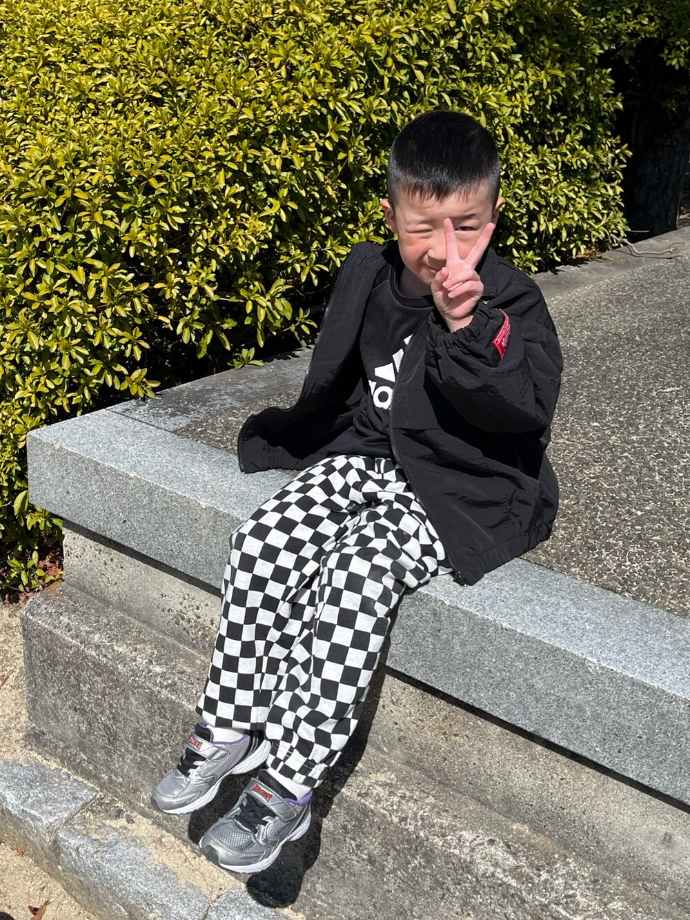 ブラック系のパンツ、ブラック系のジャケット/アウターを着用したキッズの春コーディネートの2枚目の写真