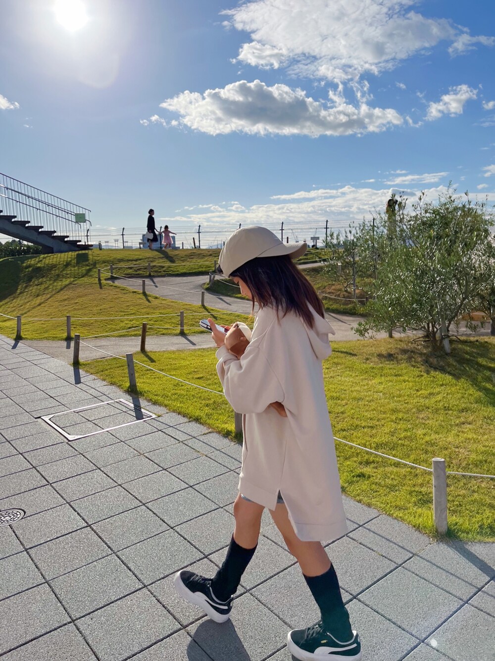 ベージュ系のスウェット、ブルー系のパンツ、ブラック系のスニーカーを着用したキッズの秋コーディネートの4枚目の写真