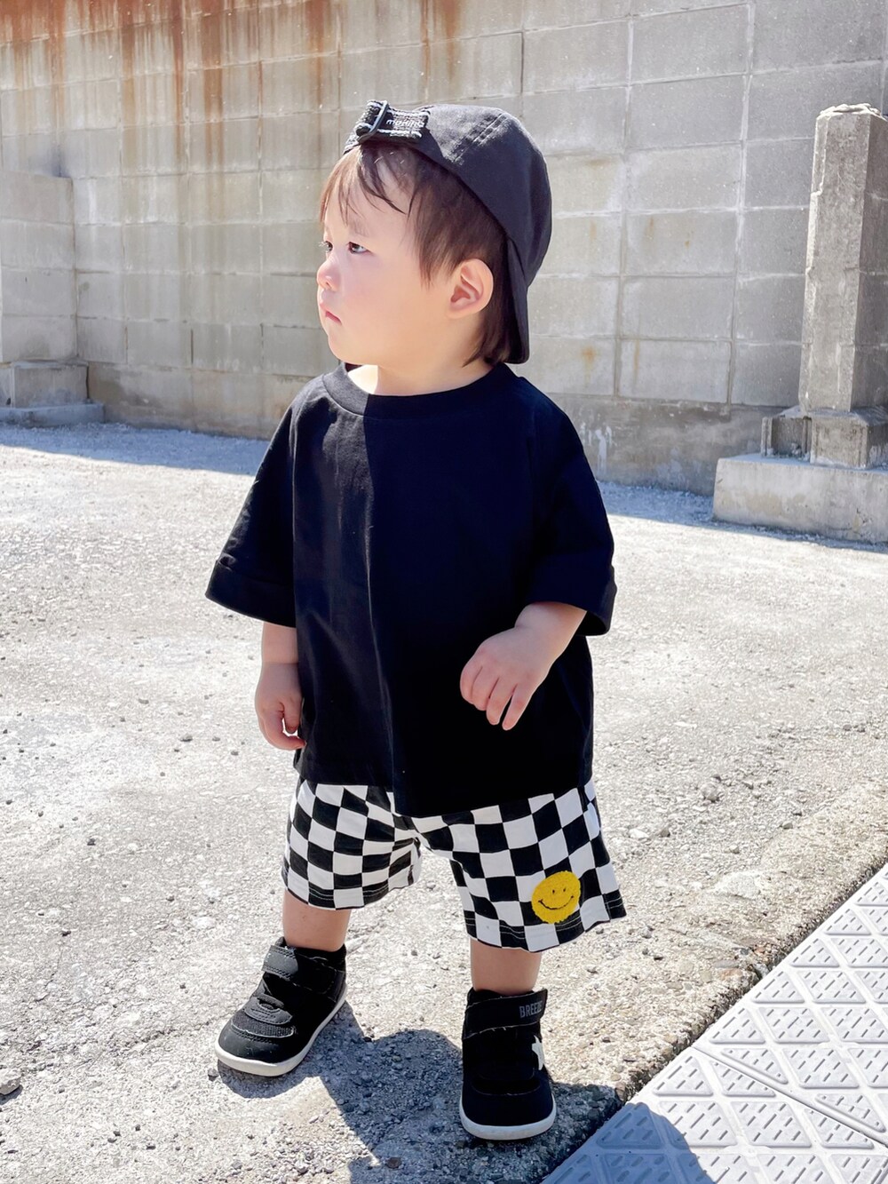 ブラック系のトップス、ブラック系のパンツ、ブラック系のスニーカーを着用したキッズの夏コーディネートの2枚目の写真