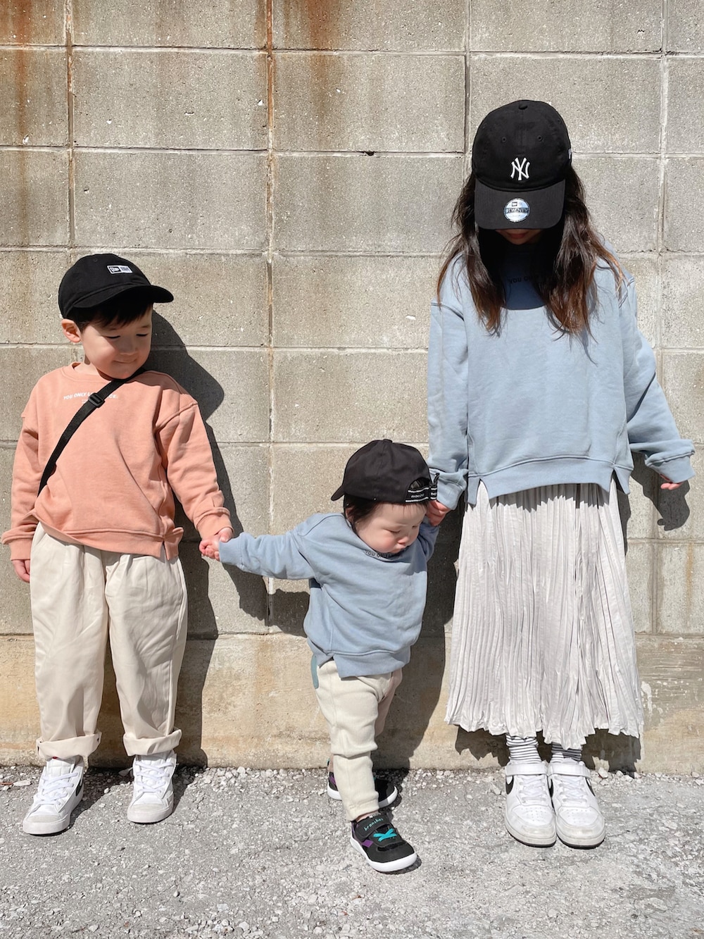 ブルー系のスウェット、オレンジ系のスウェット、ブルー系のスウェットを着用したキッズの春コーディネートの4枚目の写真