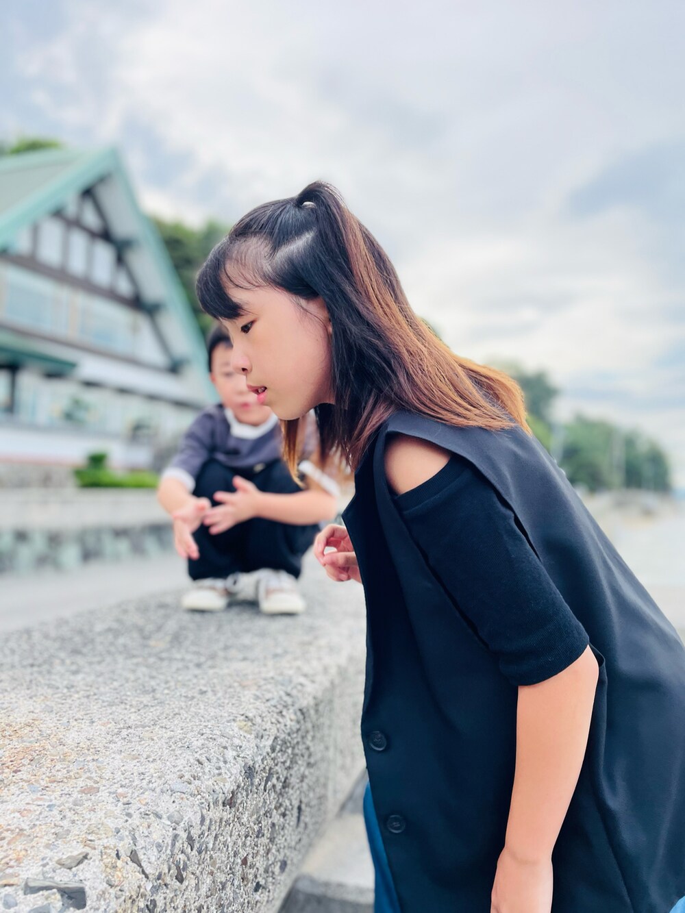 ブラック系のTシャツ/カットソー、ブルー系のデニムパンツ、ブラック系のベストを着用したキッズの夏コーディネートの4枚目の写真