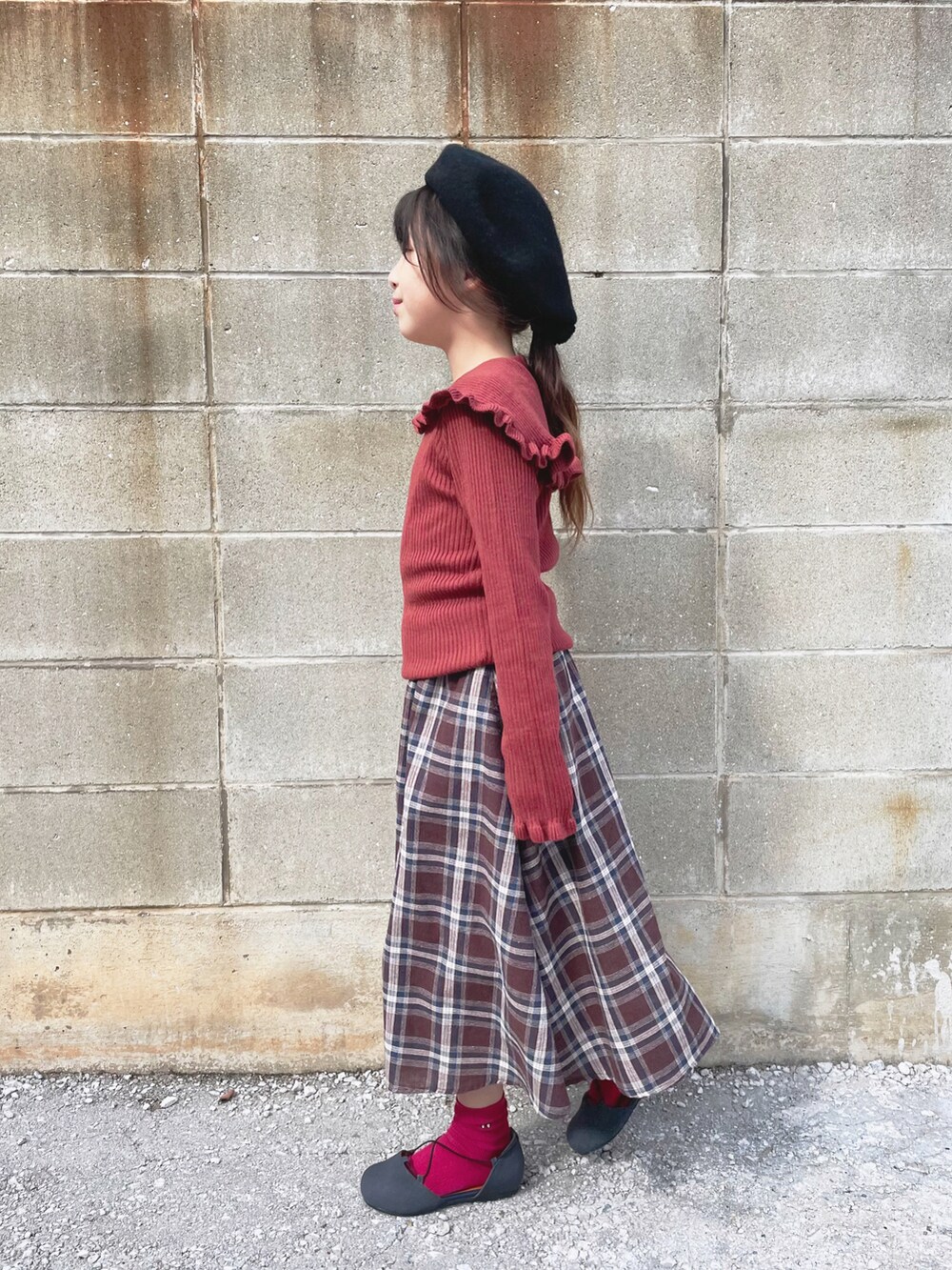 「ニット、パンプス、スカート、ベレー帽、休日スタイル、プチプラ、小学生、ビッグカラー、チェック柄に恋してる、トートバッグ、ミニトート」｜「apres les coursのWEB限定 カラバリ衿付きニット（ニット/セーター、レッド系）」を使った、naaaさん（キッズ・130cm）の秋コーディネートの3枚目の写真