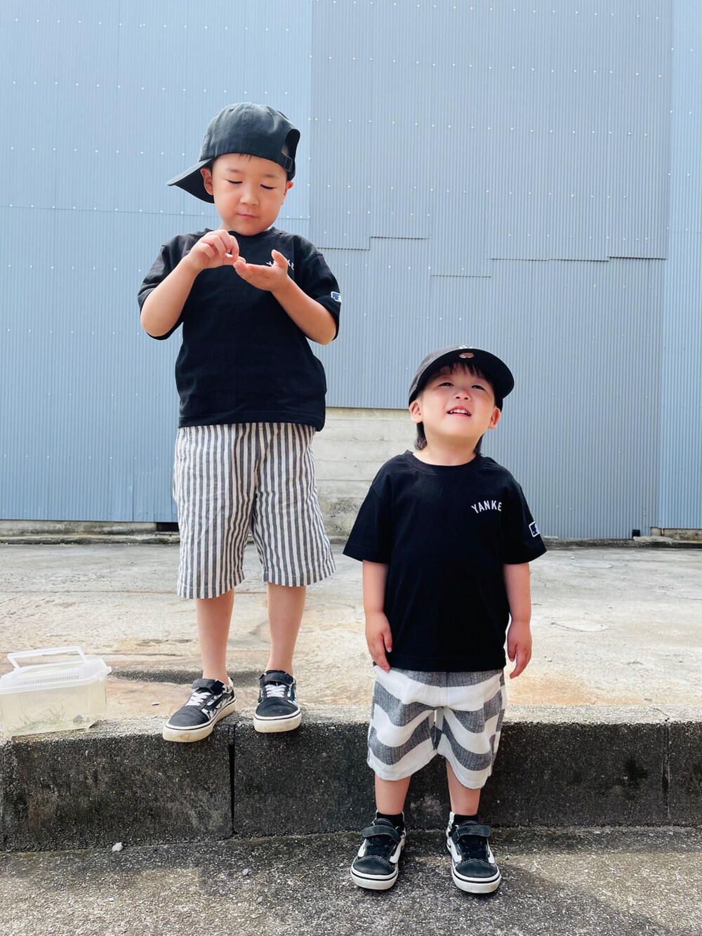 ブラック系のTシャツ/カットソー、ブラック系のその他パンツ、その他のその他パンツを着用したキッズの夏コーディネートの5枚目の写真