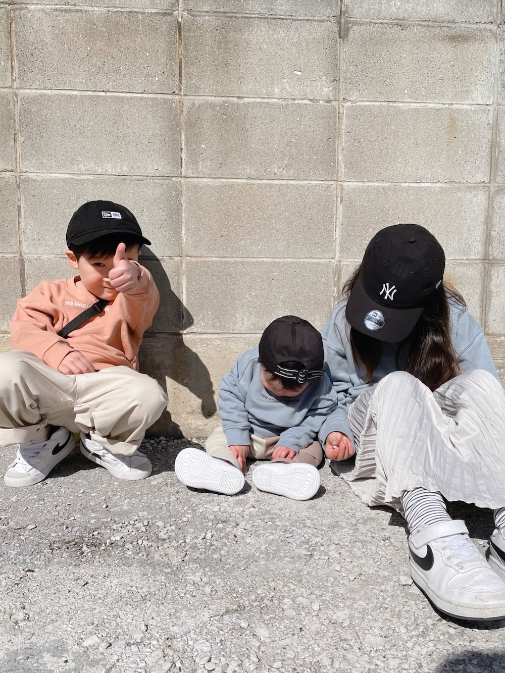 ブルー系のスウェット、オレンジ系のスウェット、ブルー系のスウェットを着用したキッズの春コーディネートの2枚目の写真