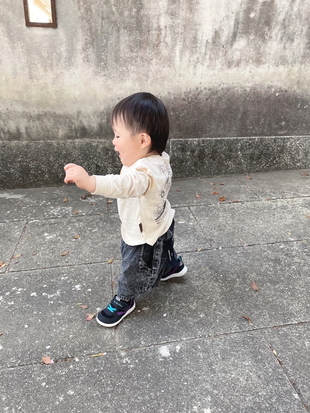 ピンク系のTシャツ/カットソー、ブルー系のパンツ、ホワイト系のスニーカーを着用したキッズの春コーディネートの4枚目の写真