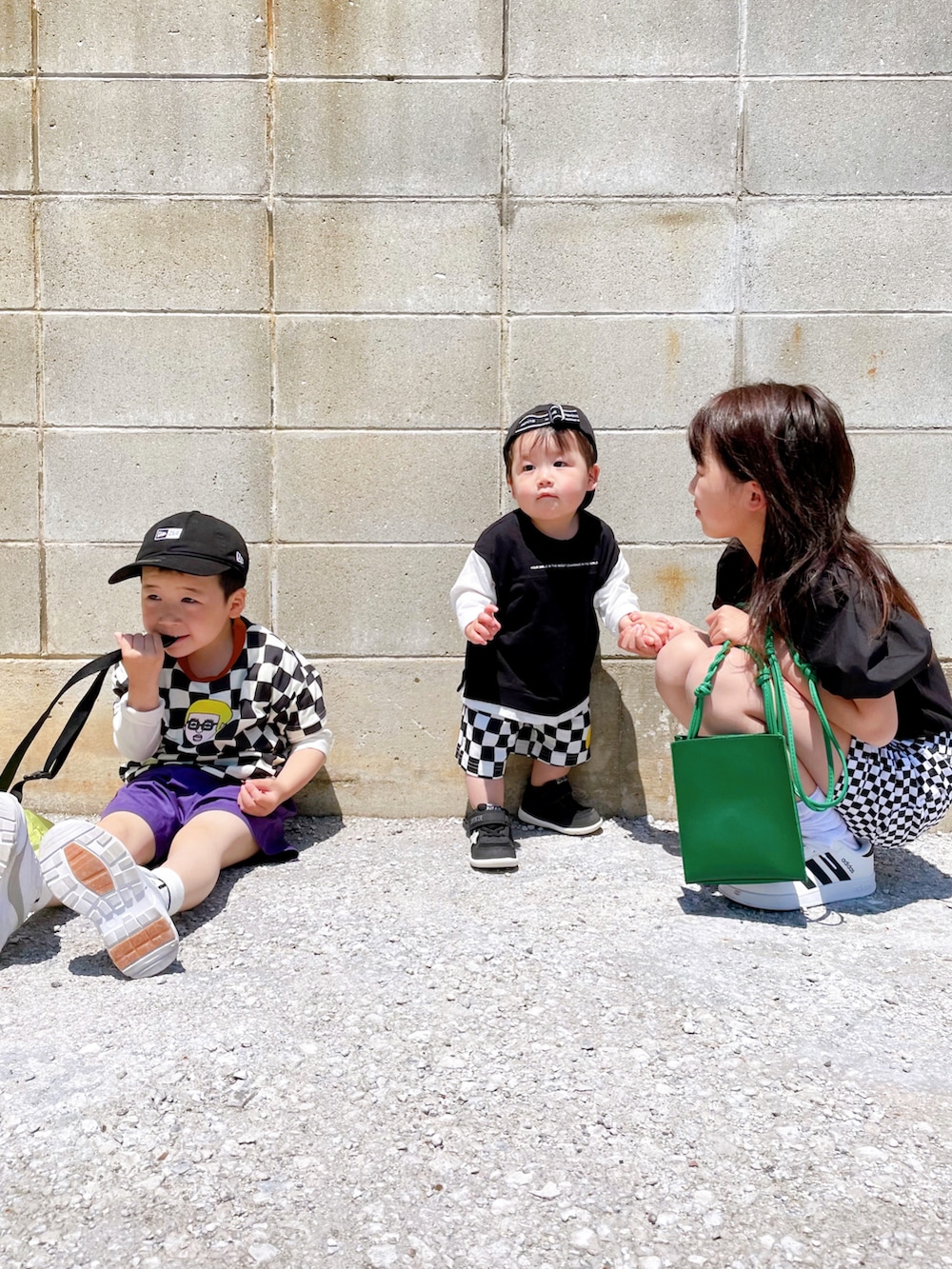 ブラック系のトップス、ブラック系のTシャツ/カットソー、ブラック系のTシャツ/カットソーを着用したキッズの春コーディネートの2枚目の写真