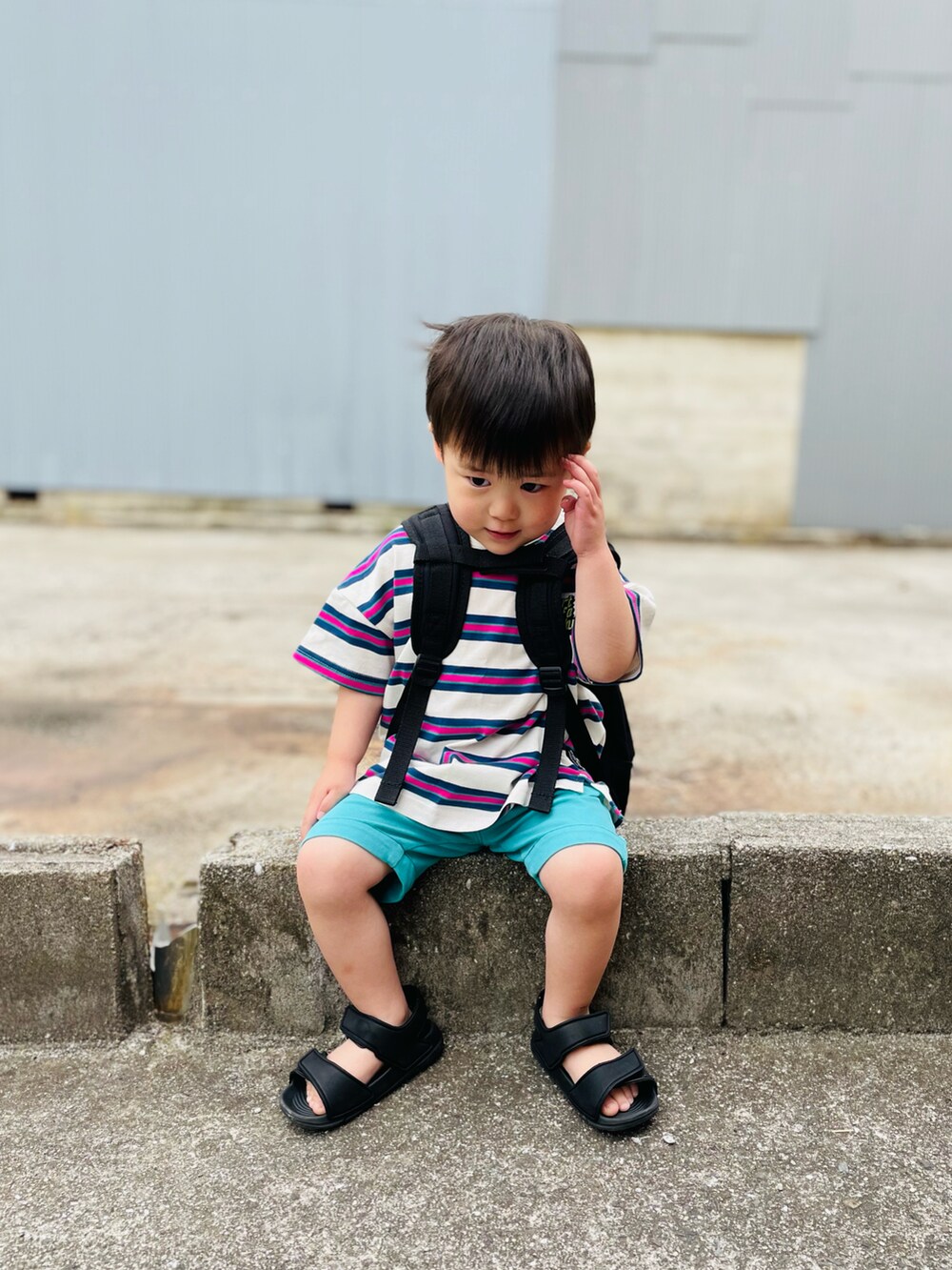 ブラック系のバックパック/リュック、パープル系のTシャツ/カットソー、ブルー系のその他パンツを着用したキッズの夏コーディネートの5枚目の写真