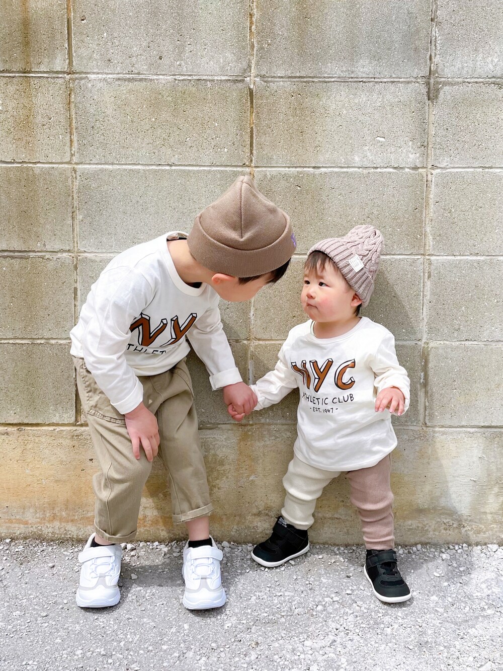 ホワイト系のTシャツ/カットソー、ベージュ系のその他パンツ、ベージュ系のその他パンツを着用したキッズの春コーディネートの3枚目の写真