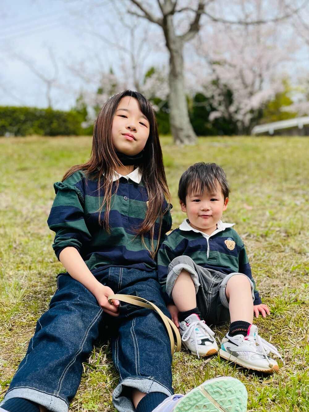 「休日スタイル、春コーデ、スニーカー、お花見コーデ、9歳、2歳、リンクコーデ、petit main、Branshes」｜「petit mainの【リンク】太ボーダーラガー長袖Tシャツ（Tシャツ/カットソー、グリーン系）」を使った、naaaさん（キッズ・142cm）の春コーディネートの2枚目の写真