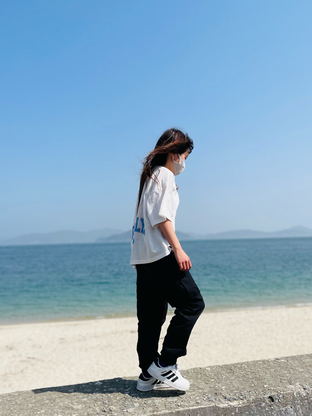 ホワイト系のTシャツ/カットソー、ブラック系のカーゴパンツ、ブラック系のタンクトップを着用したキッズの春コーディネートの5枚目の写真