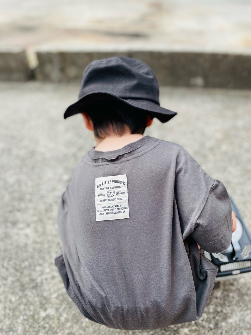 グレー系のTシャツ/カットソー、ピンク系のパンツ、ブラック系のハットを着用したキッズの春コーディネートの5枚目の写真