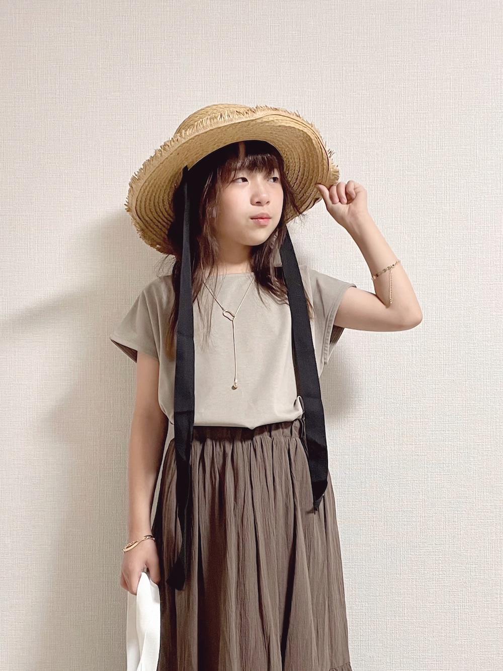 「夏コーデ、麦わら帽子、サンダル、休日スタイル、カジュアルコーデ、カジュアルガーリー、プチプラ、お出かけコーデ、スカート、ワントーンコーデ、shein、夏だ！Tシャツ着よう！」｜「SHEINのアイテム（帽子、ベージュ系）」を使った、naaaさん（キッズ・133cm）の夏コーディネートの2枚目の写真