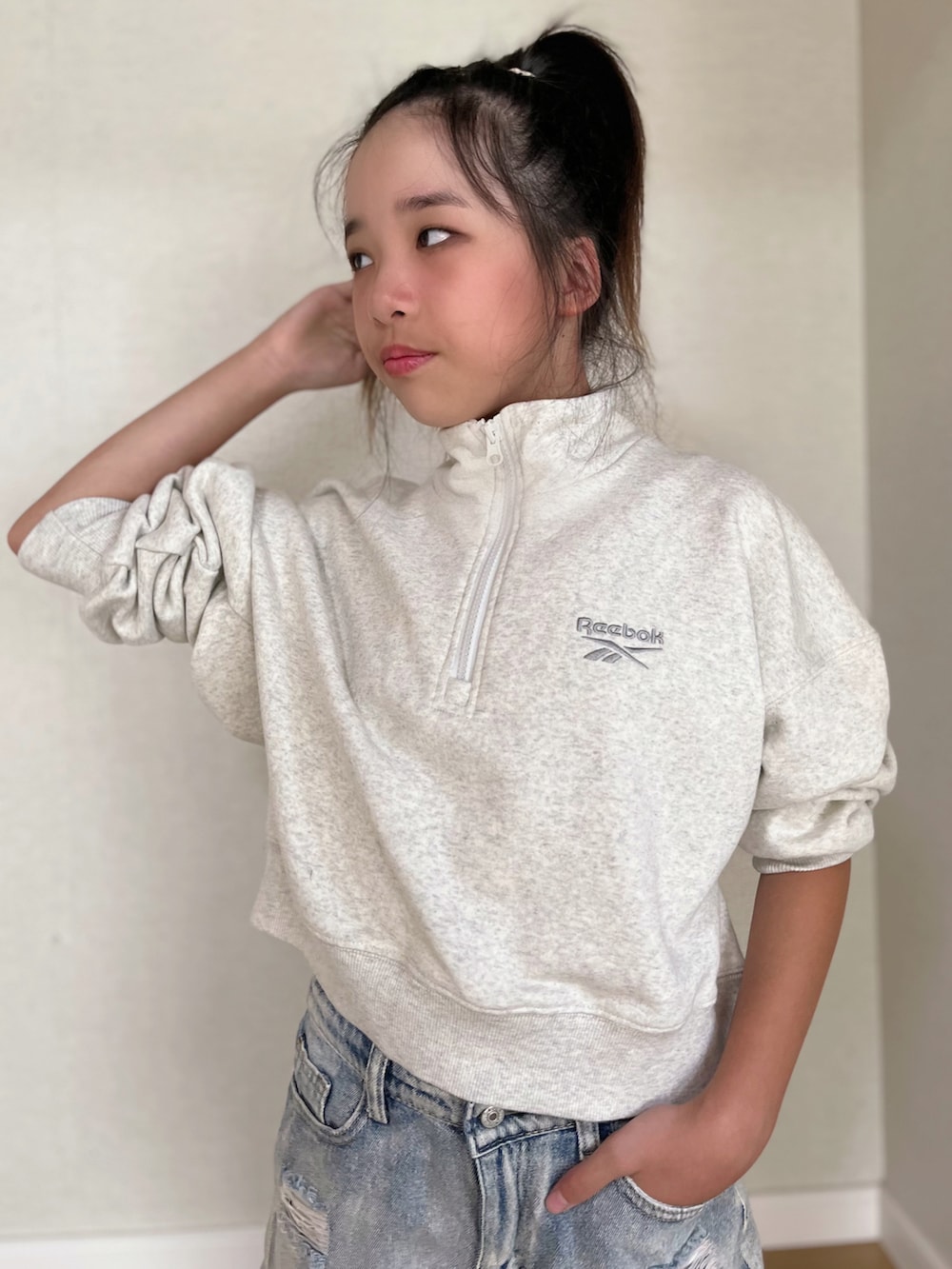 ホワイト系のスウェット、ブルー系のパンツ、ブラック系のスニーカーを着用したキッズの秋コーディネートの3枚目の写真