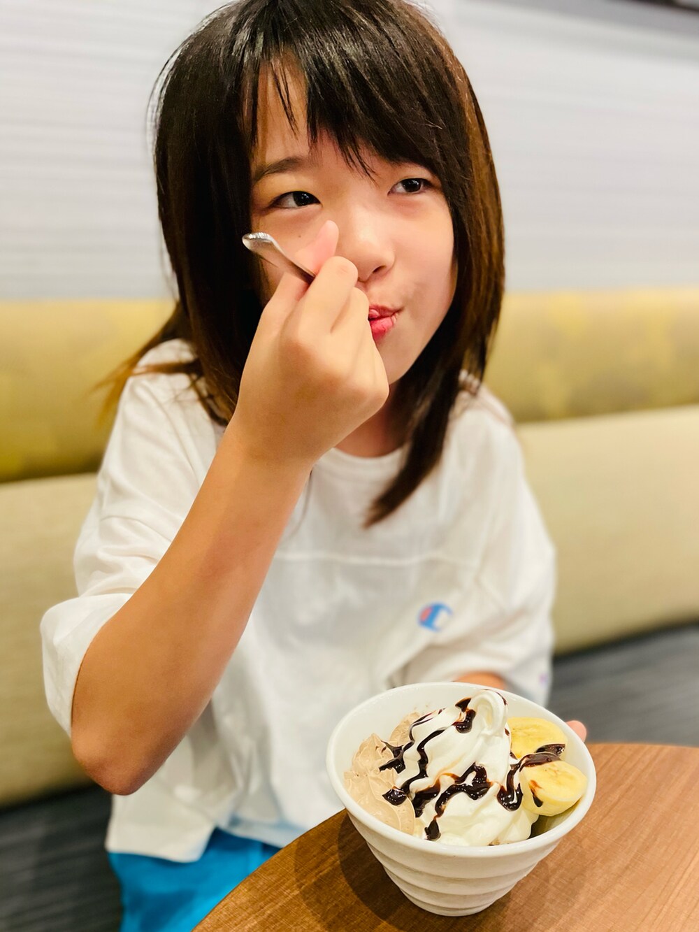 ブルー系のパンツ、ブラック系のサンダル、ホワイト系のTシャツ/カットソーを着用したキッズの夏コーディネートの5枚目の写真