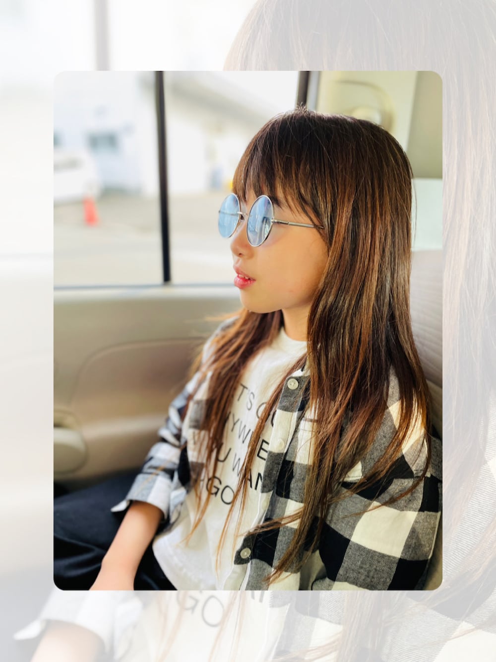 ホワイト系のTシャツ/カットソー、ブラック系のチノパンツ、ブラック系のスニーカーを着用したキッズの春コーディネートの5枚目の写真