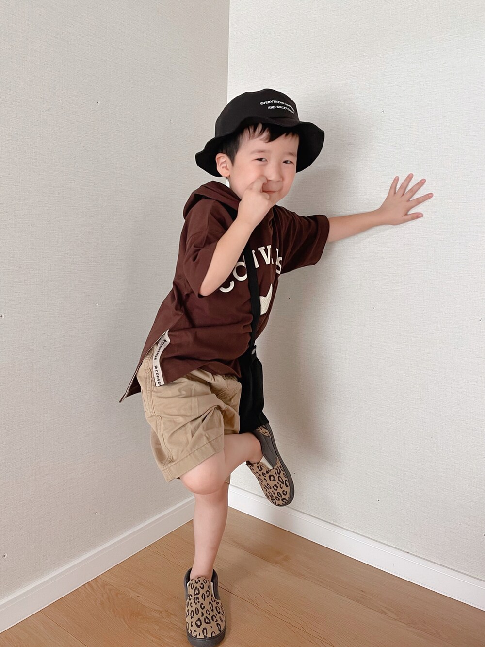 ブラウン系のTシャツ/カットソー、ベージュ系のパンツ、ベージュ系のスリッポンを着用したキッズの夏コーディネートの2枚目の写真