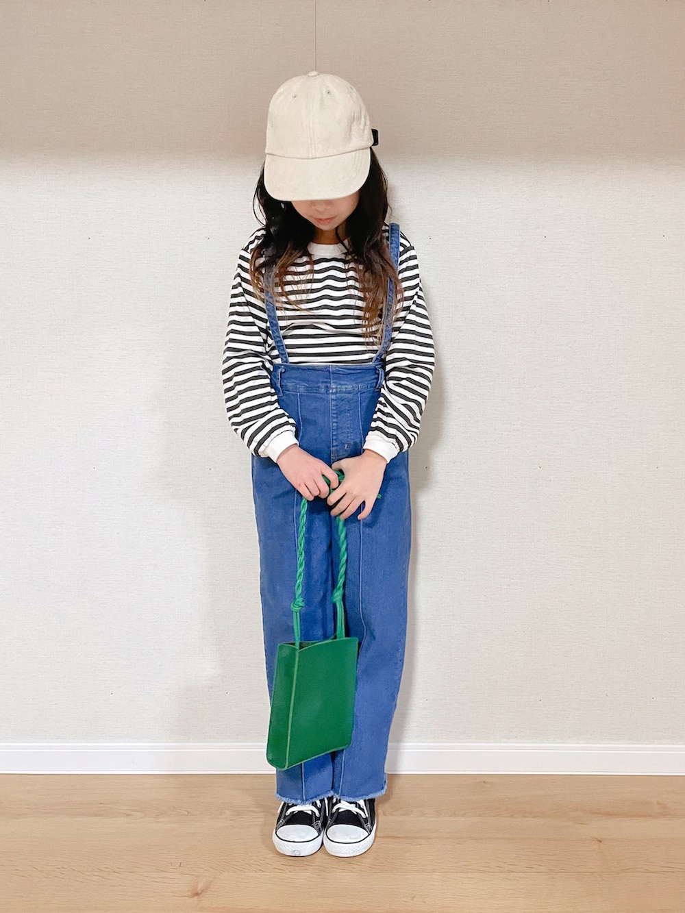 グレー系のTシャツ/カットソー、ブルー系のデニムパンツ、グリーン系のショルダーバッグを着用したキッズの秋コーディネートの3枚目の写真