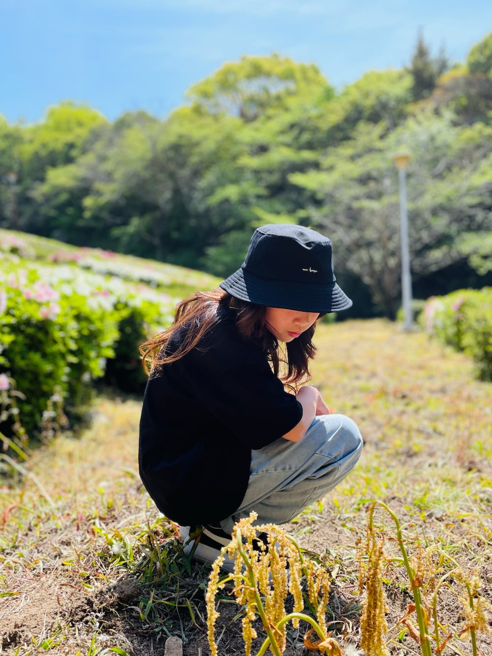 ブルー系のパンツ、ブラック系のスニーカー、ブラック系のTシャツ/カットソーを着用したキッズの春コーディネートの2枚目の写真