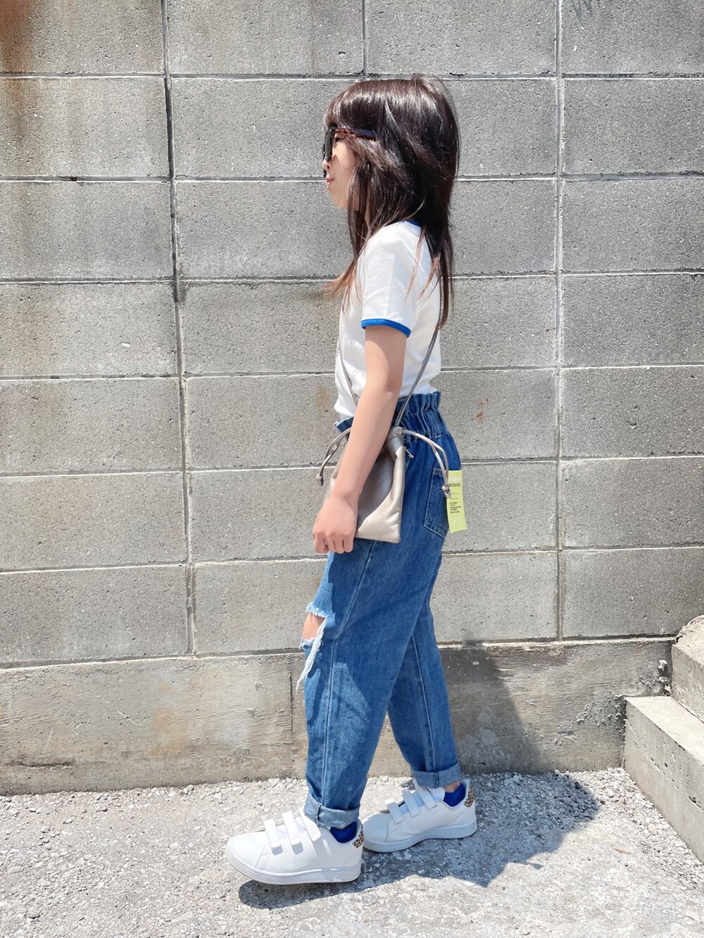 「ビッグシルエット、ダメージデニムパンツ、スニーカー、白スニーカー、白Tシャツ、プチプラ、しまむら、サングラス、カジュアルコーデ、ロゴT、カラー×コーデ、ビタミンカラー」｜「H&Mのアイテム（トップス、ホワイト系）」を使った、naaaさん（キッズ・133cm）の春コーディネートの2枚目の写真