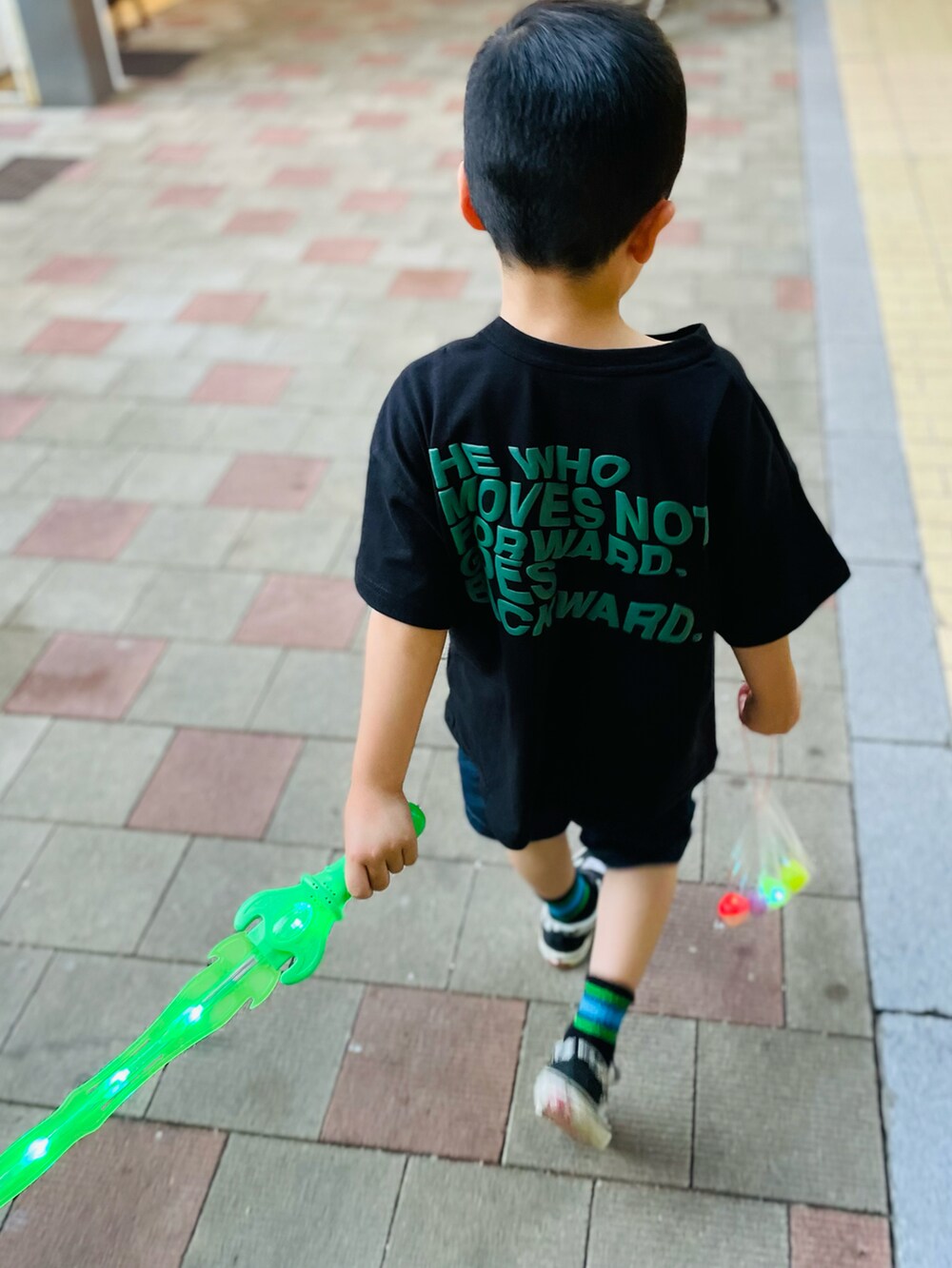 「サングラス、夏コーデ、ビッグシルエット、お出かけコーデ、スニーカー、ハーフパンツ、プチプラ、ロゴT」｜「FARMのｽｿｷﾘｶｴTｼｬﾂ（Tシャツ/カットソー、ブラック系）」を使った、naaaさん（キッズ・143cm）の夏コーディネートの4枚目の写真