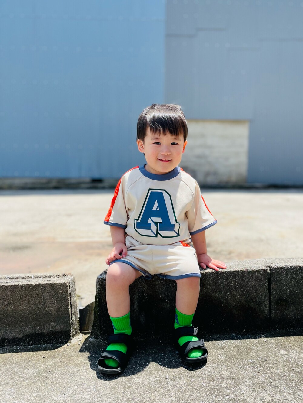 ホワイト系のTシャツ/カットソー、ホワイト系のその他パンツ、オレンジ系のソックス/靴下を着用したキッズの春コーディネートの4枚目の写真