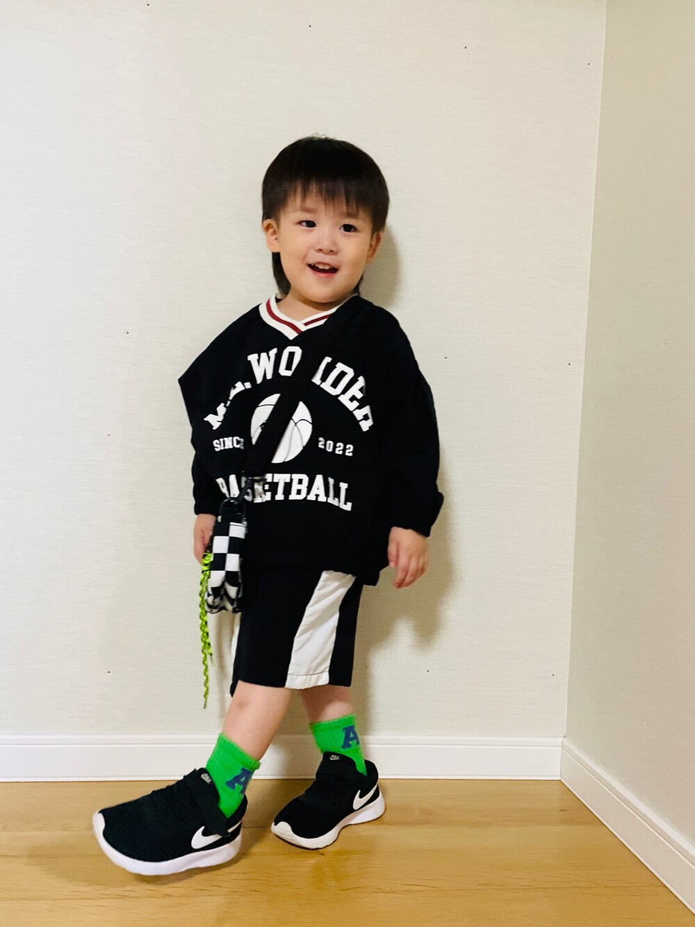 「セットアップ、秋コーデ、秋服準備はじめました、AW、スニーカー、モノトーン」｜「Birthdayのアイテム（セットアップ、ブラック系）」を使った、naaaさん（キッズ・146cm）の夏コーディネートの2枚目の写真