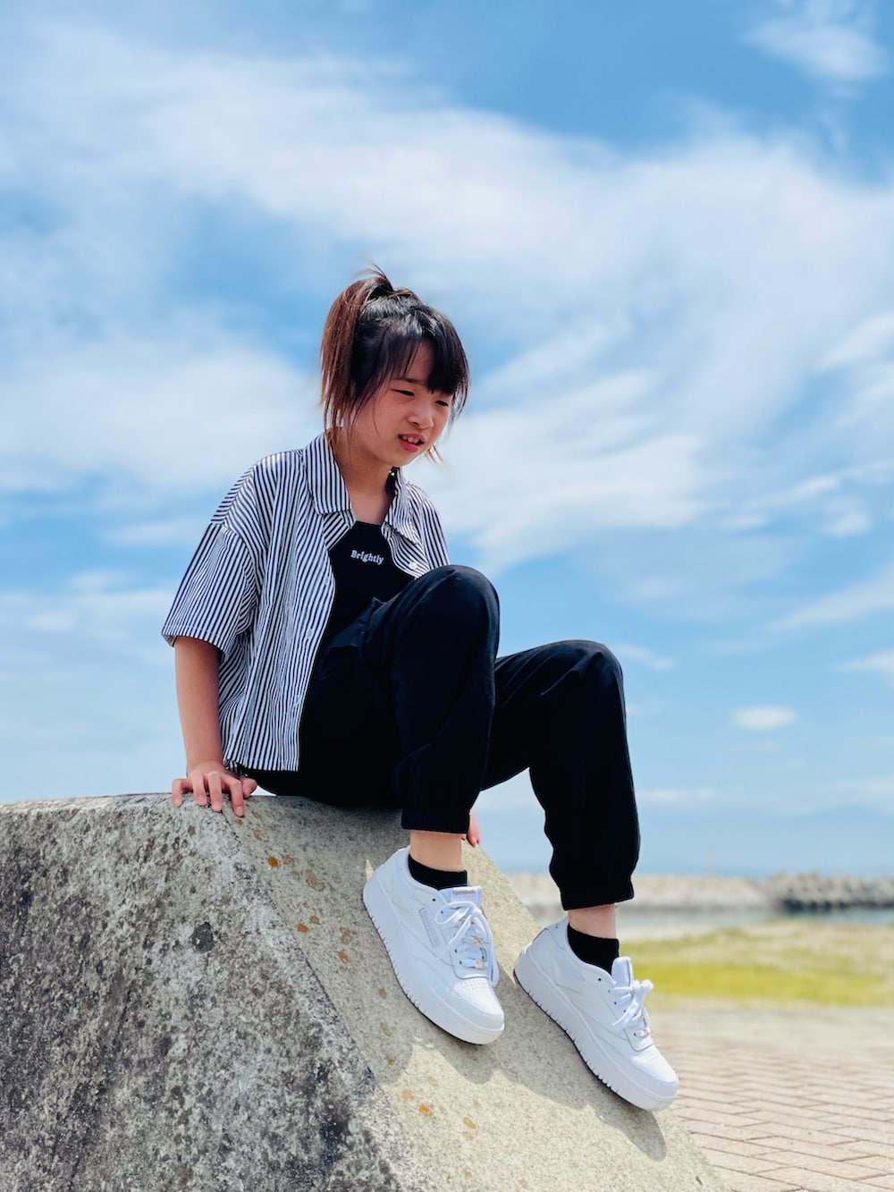 「ストライプ、ストライプシャツ、シャツスタイル、休日スタイル、ストリート、モード、カーゴパンツ、スニーカー、Lovetoxic、shein、Reebok、初夏コーデ、春夏コーデ、カジュアルコーデ、モノトーン」｜「LOVETOXICの【LTXC】半袖ストライプシャツインナーSET（シャツ/ブラウス、ブラック系）」を使った、naaaさん（キッズ・143cm）の春コーディネートの5枚目の写真