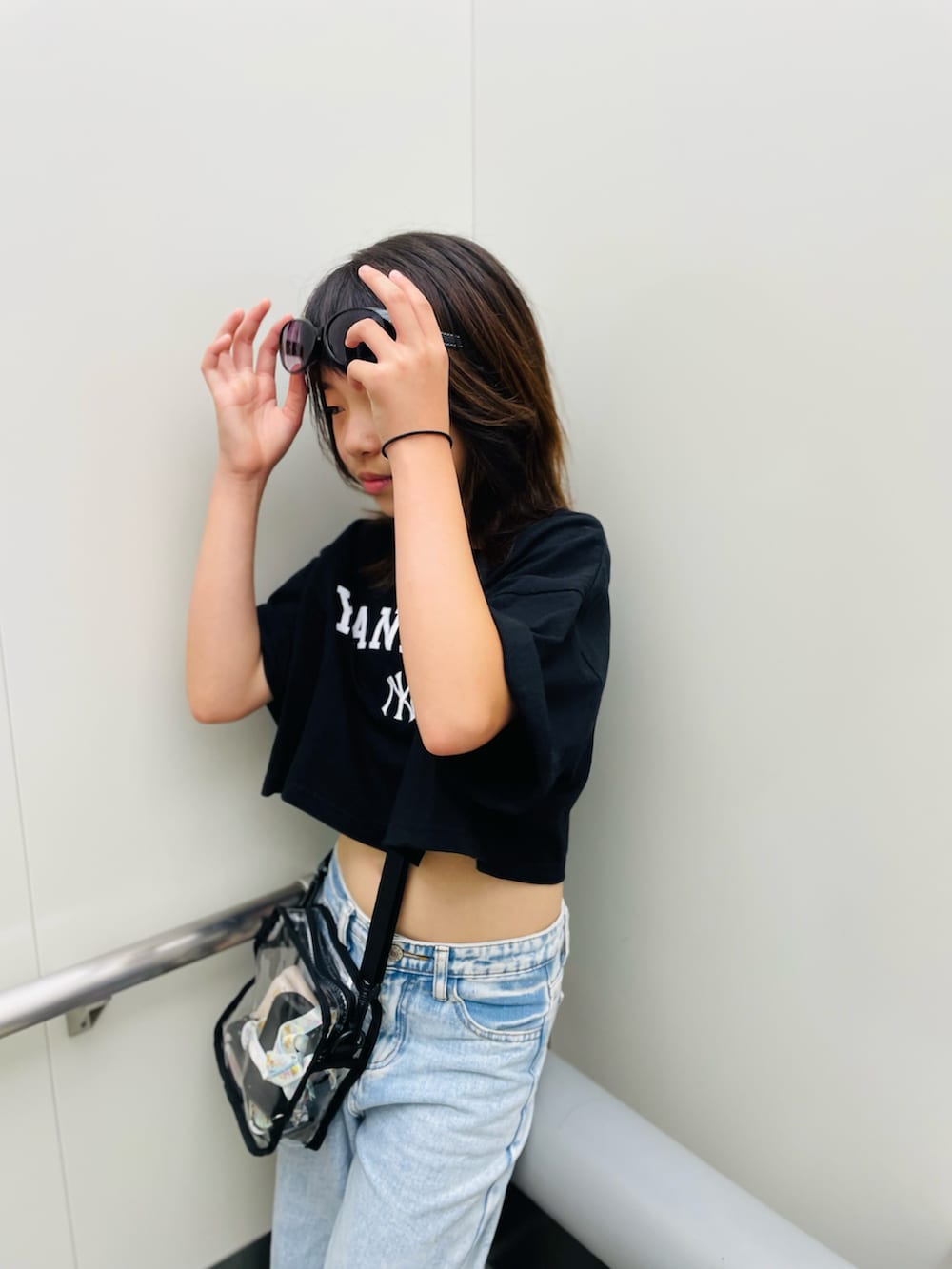 ブラック系のTシャツ/カットソー、ブルー系のデニムパンツ、ブラック系のサンダルを着用したキッズの夏コーディネートの5枚目の写真