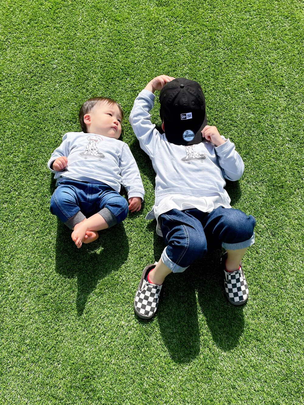 ブルー系のTシャツ/カットソー、ブルー系のデニムパンツ、その他のスリッポンを着用したキッズの春コーディネートの2枚目の写真