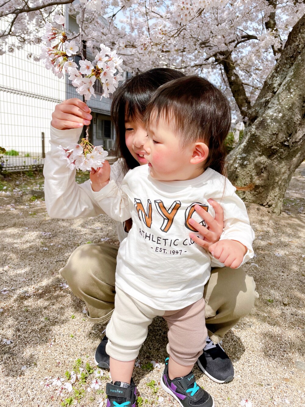 ホワイト系のTシャツ/カットソー、ベージュ系のその他パンツ、ベージュ系のその他パンツを着用したキッズの春コーディネートの5枚目の写真
