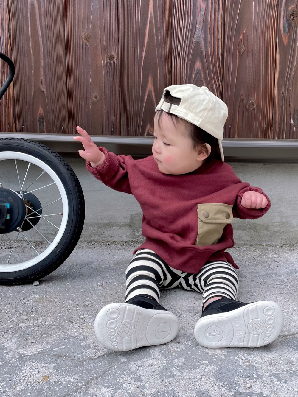 レッド系のスウェット、その他のその他パンツ、ブラック系のスニーカーを着用したキッズの冬コーディネートの3枚目の写真