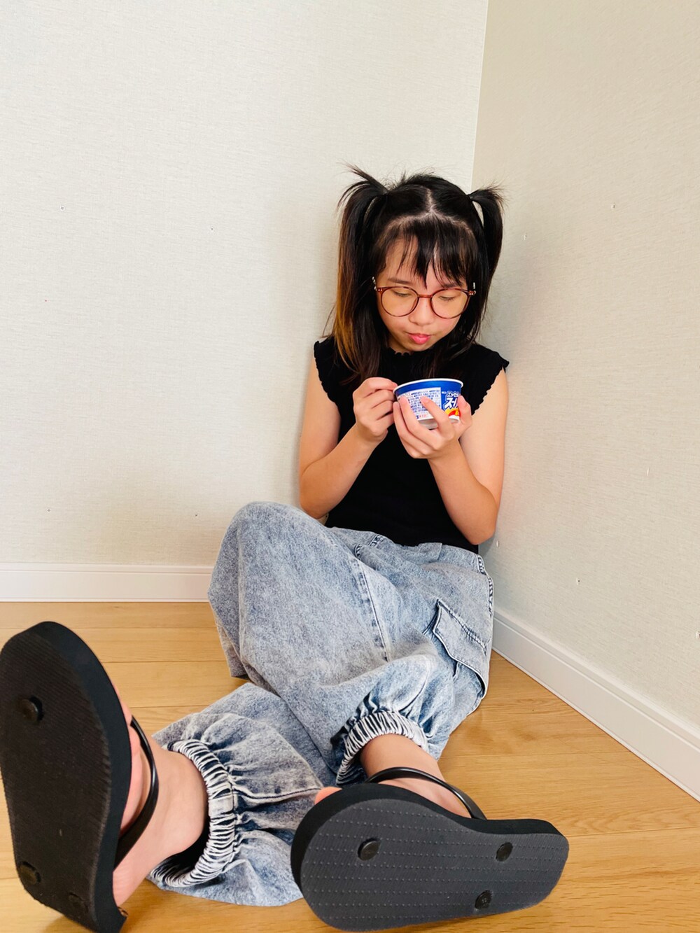 「夏コーデ、プチプラ、カーゴパンツ、ビーチサンダル、サンダル、GU、めがね、ノースリーブ、アツいコーデ全部見せ」｜「GUのアイテム（トップス、ブラック系）」を使った、naaaさん（キッズ・143cm）の夏コーディネートの2枚目の写真